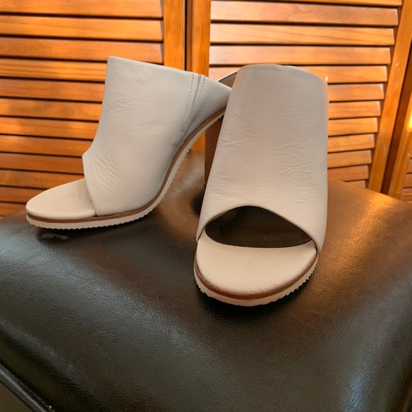 Tibi Bee Mule in White - Picture 4 of 8